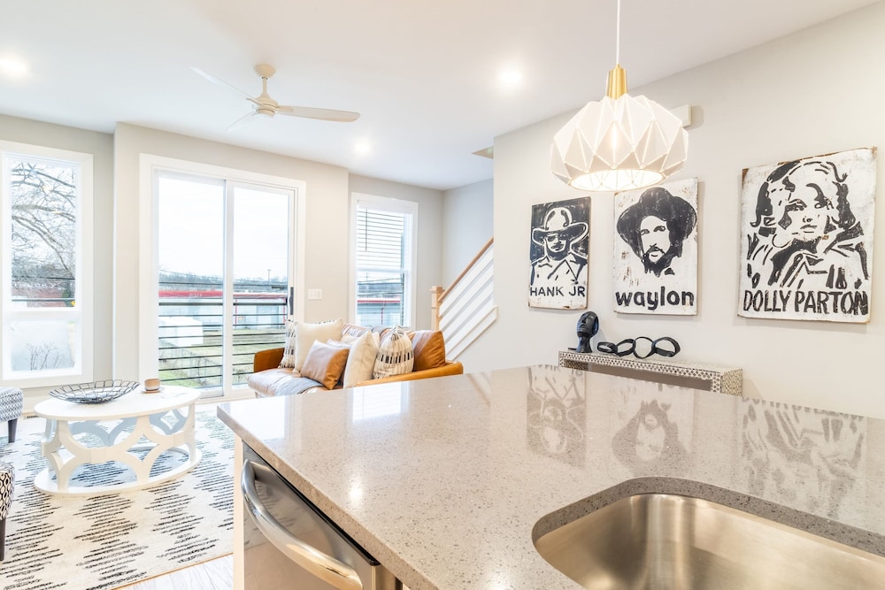 Monty by Avantstay 4bdr 4BA Balcony w Outdoor Seating 5mins to DT