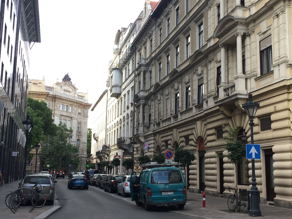 Pelicanstay next to Budapest Basillica