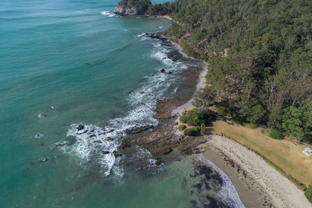 Secluded 3-bed Retreat Moments to the Beach