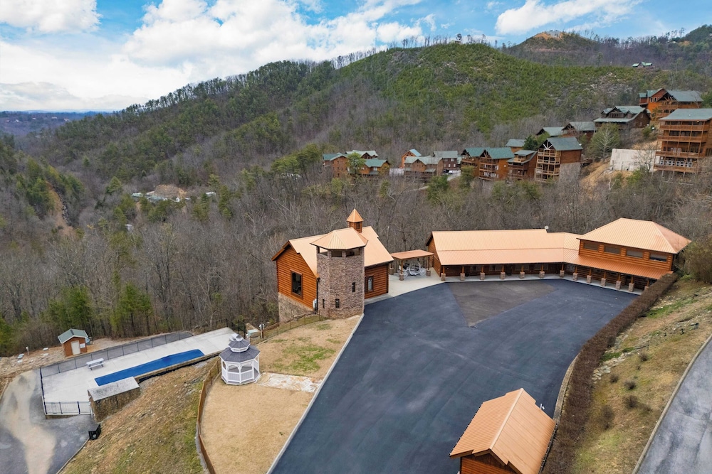 Cozy Cabin Near Dollywood Attractions Hot Tub, Game Room, Views Anne's Place