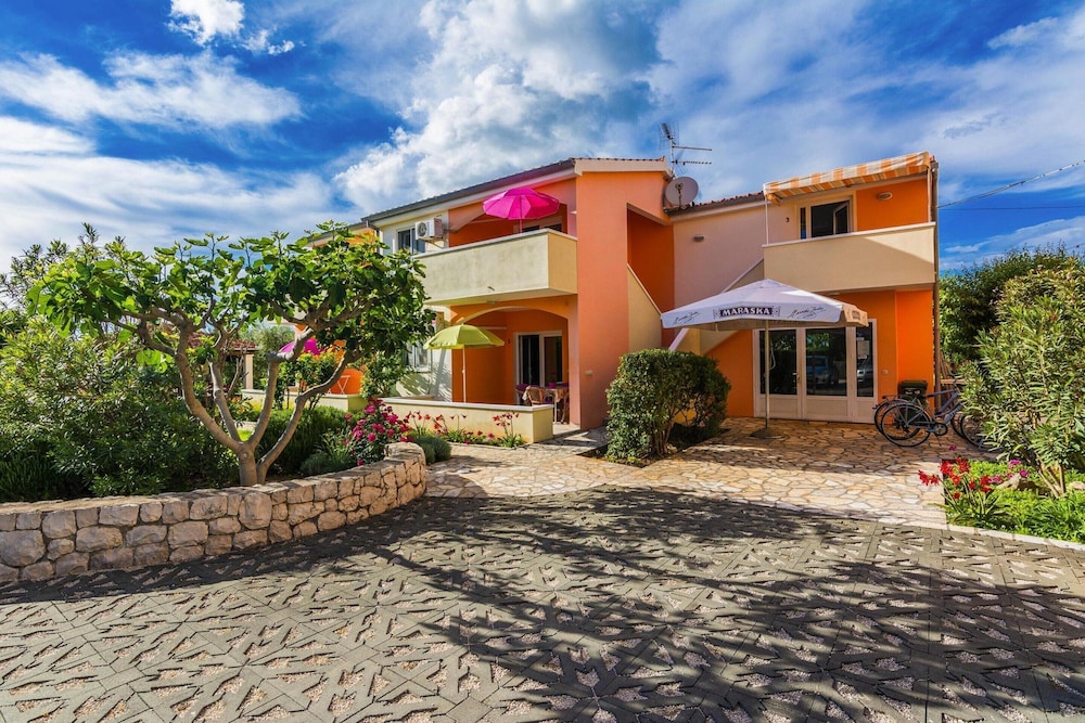 Apartment in Nin With Pool Near the Beach