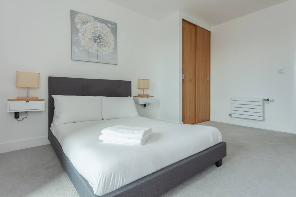 Contemporary 1 Bedroom Apartment in Canning Town With Balcony