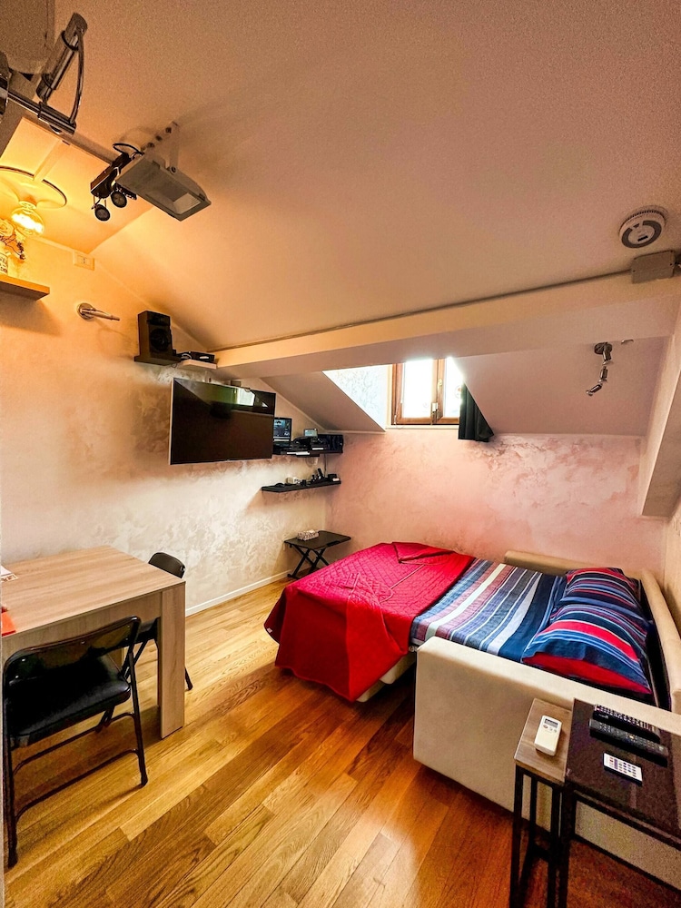 Chic & Green Penthouse - Domotic Comfort in Milans Trendy Nightlife District
