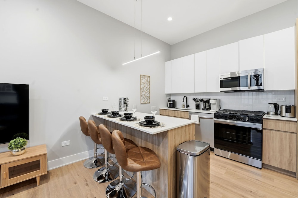 Comfy Condo - Gym Free Parking Modern Amenities