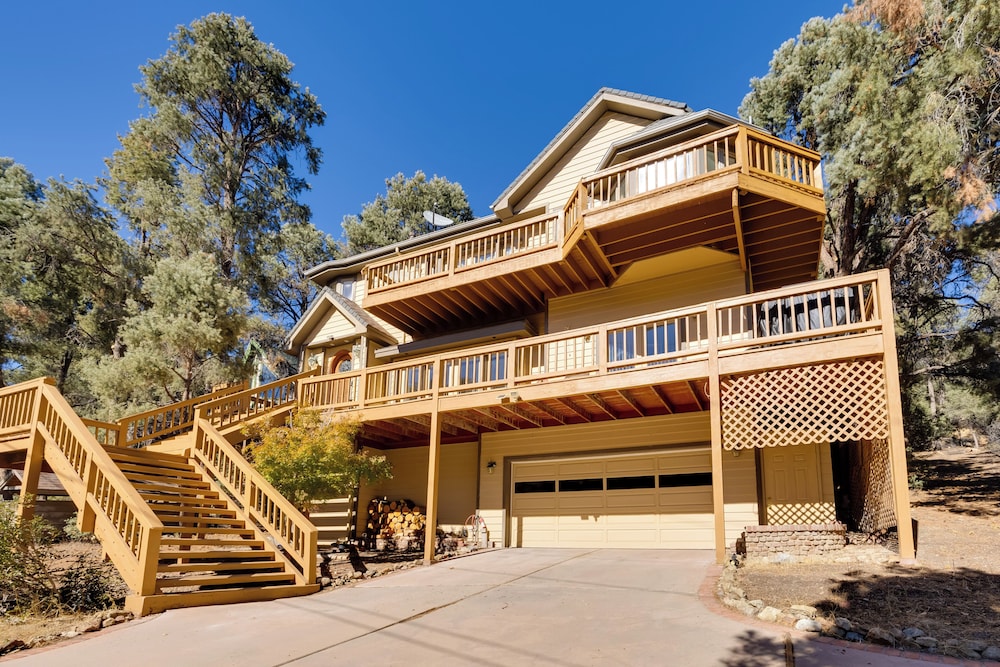 Game Room & Deck: Modern Frazier Park Home!