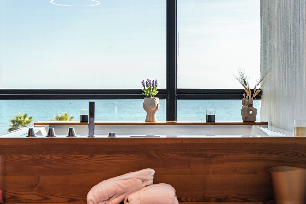 Marina Luxury Suites 101 Jacuzzi