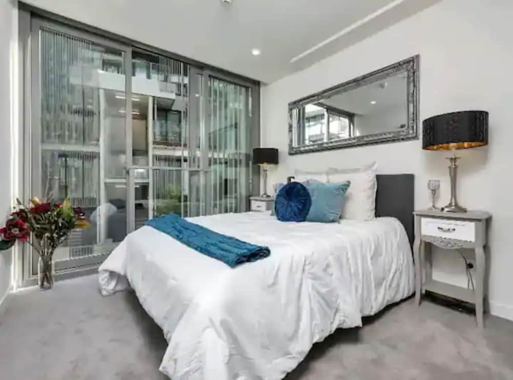 Stylish 2-Storey Retreat With Parking Zodiak Stays view 2