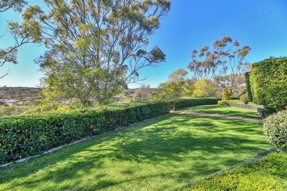 Expansive Toowoomba Retreat With Garden BBQ