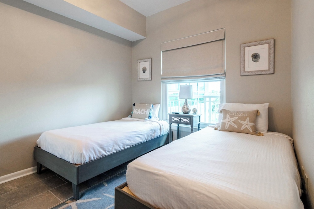 Relax in This Beautifully Cozy 2-bedroom, 2 Bathroom Condo. Sleeps 6!!