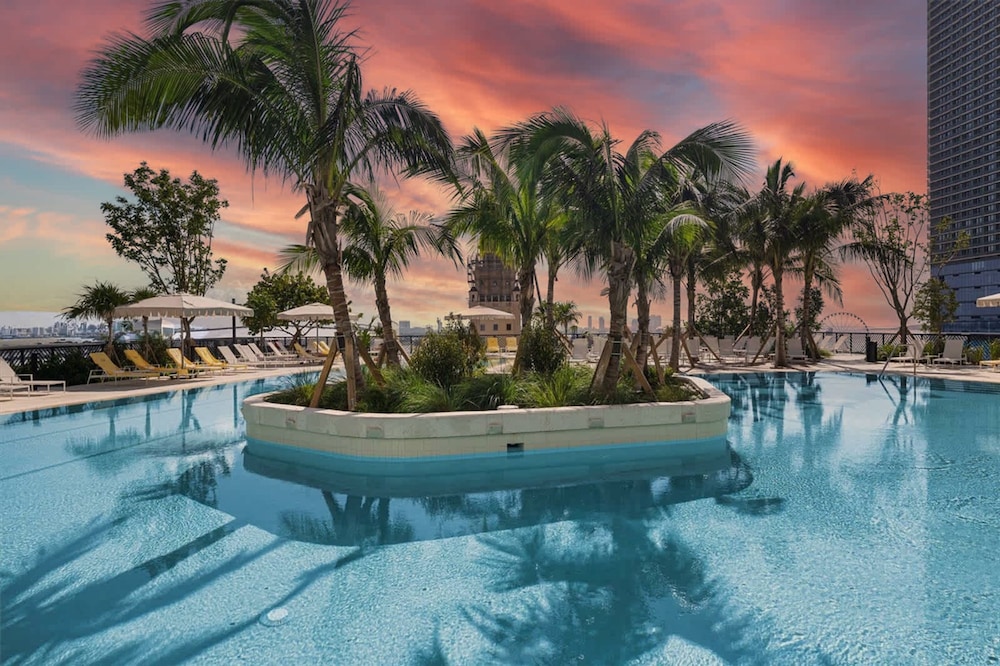Oasis 1BR Apartment With Pool