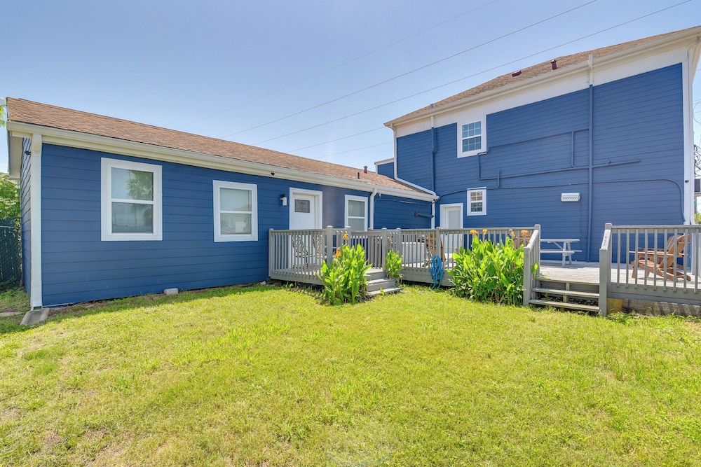 1 Mi to Pleasure Pier: Walkable Home in Galveston