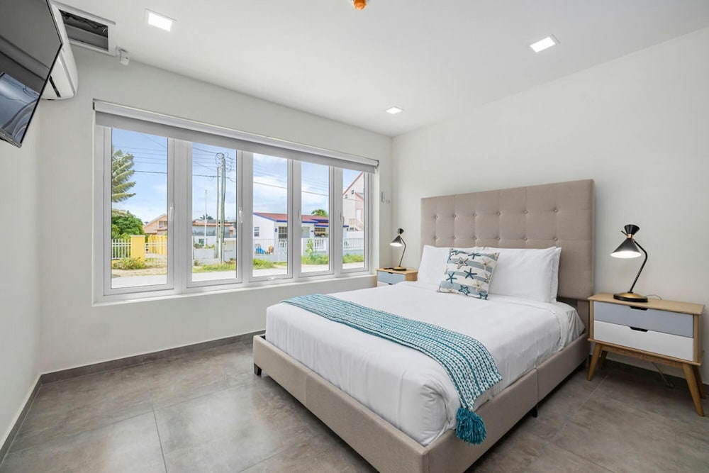 NEW 6 Bedroom Villa 2min Eagle Beach Palm Beach