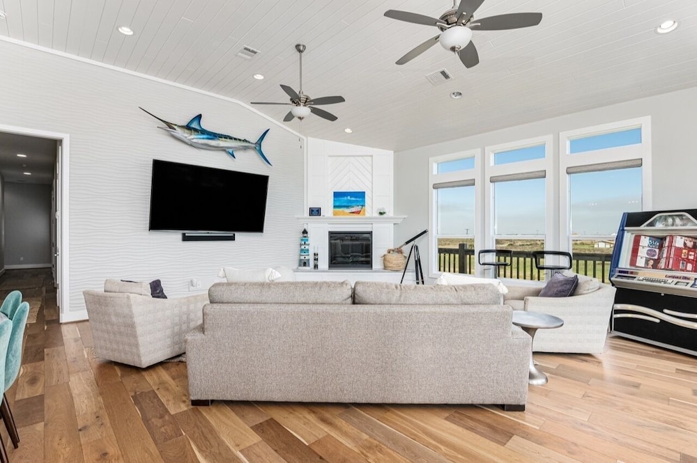 Deja Blue 5 Bedroom Home by RedAwning