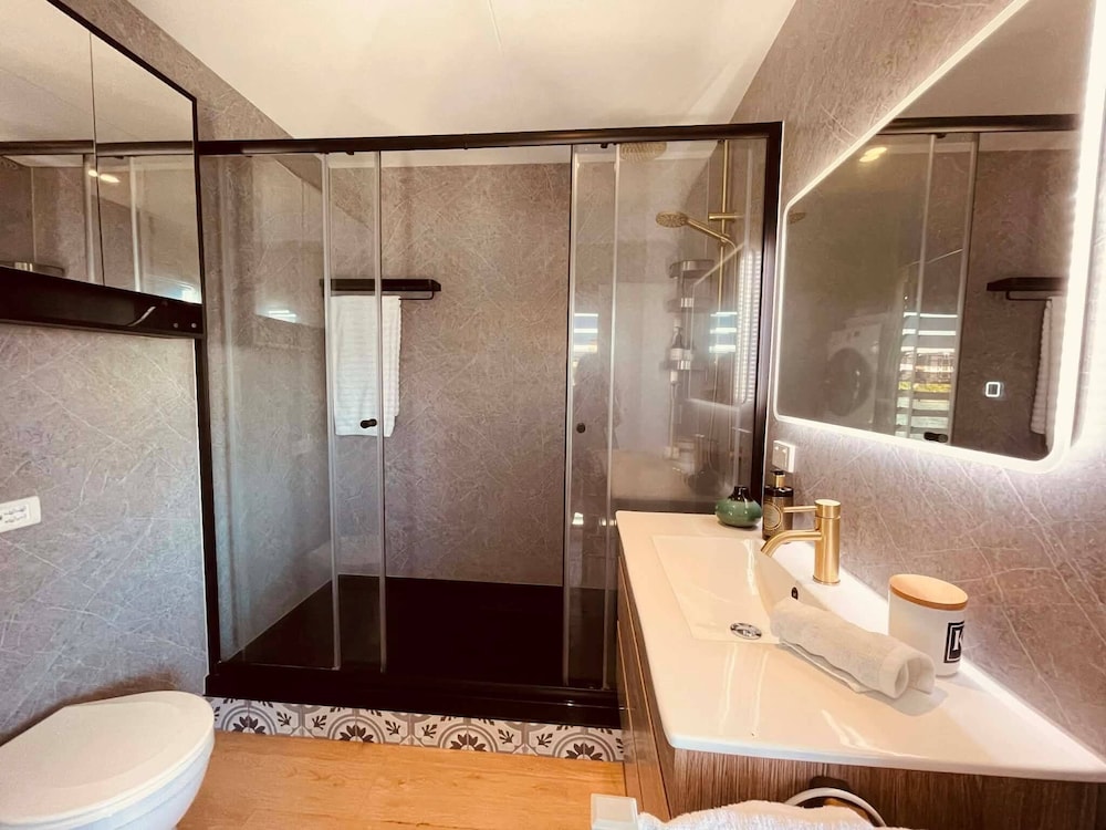 Luxury Penthouse Houseboat n the Heart of the City