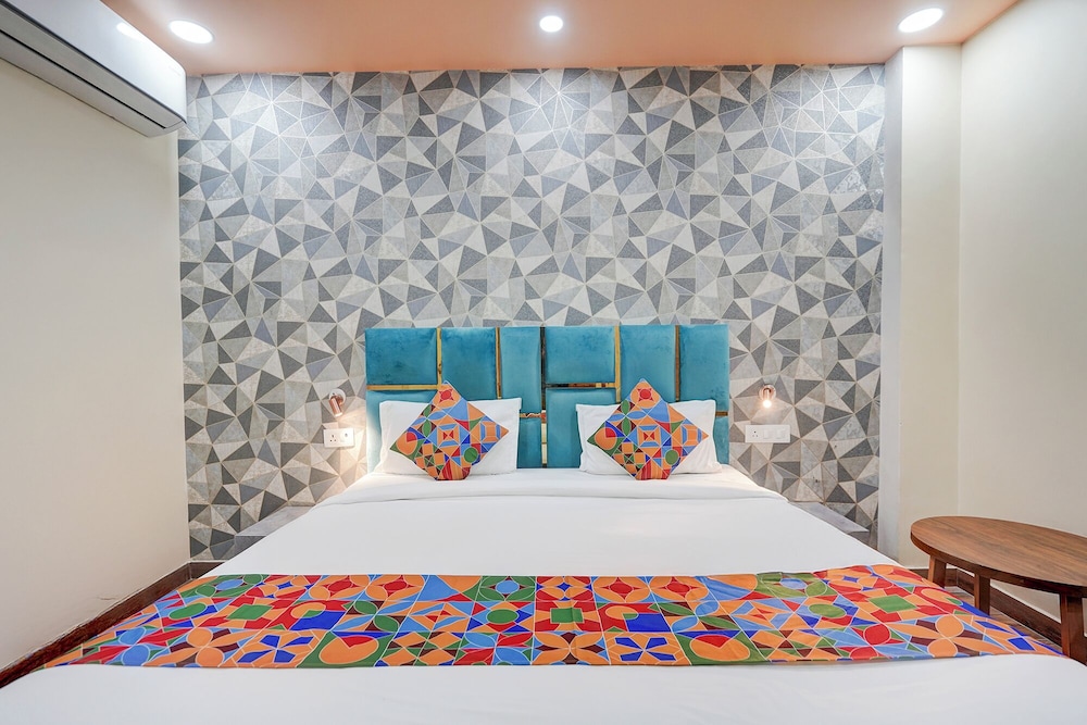 Fabhotel Raas Plaza