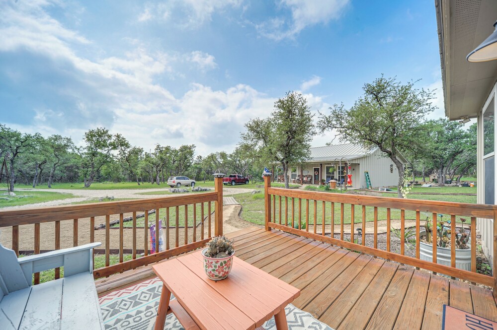 8 Mi to Dtwn Wimberley: Cabin Retreat on 5 Acres!