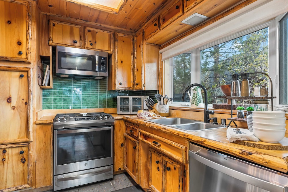 Scenic North Shore Stay w/ Games, Near Snow Summit Lakeview Lodge by Avantstay