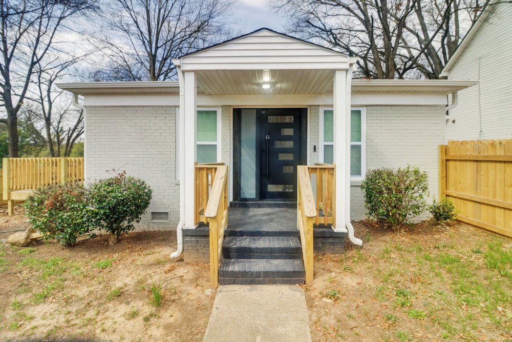 Charlotte Gem w/ Deck & Community Amenities