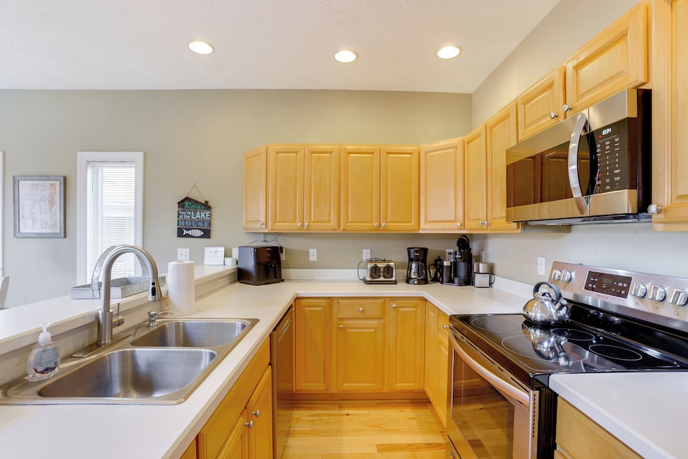 < Half-mi to Lake: Townhome w/ Hot Tub in Mchenry!
