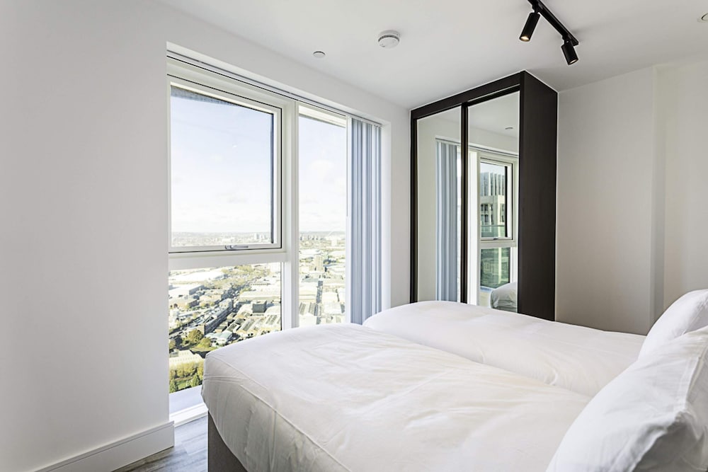Beautiful 2 Bed Icon Tower Flat 5