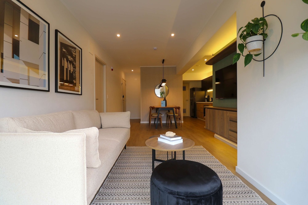 w Elegant 2BR w Balcony Near Larcomar
