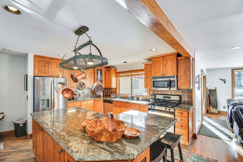 Mtn-view Patio & Hot Tub: Home in Avon