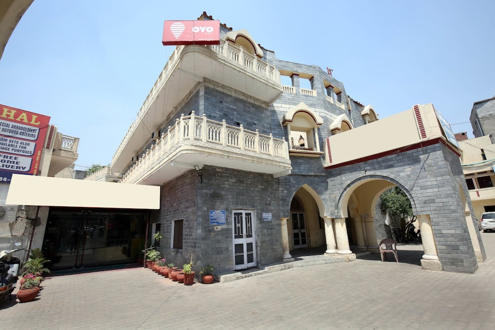 OYO 4256 Hotel Rajmahal