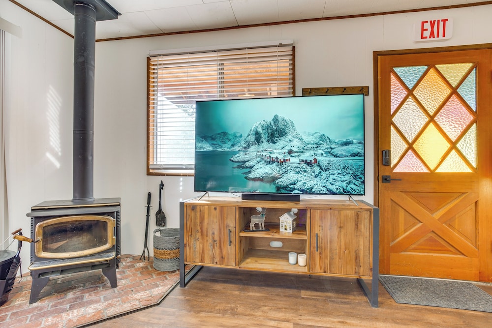 2 Mi to Big Bear Mtn Resort: Cabin w/ Updated Deck