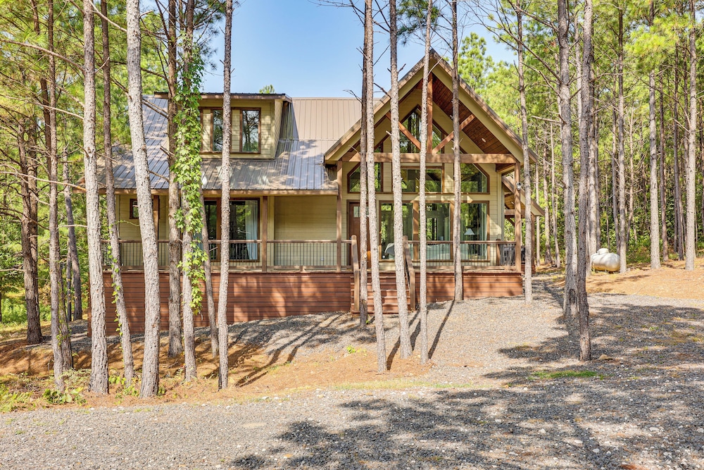 Private Hot Tub: Home 13 Mi to Broken Bow Lake