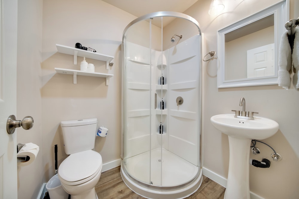 2 Mi to Lumen Field! 2nd-floor Apartment w/ Deck
