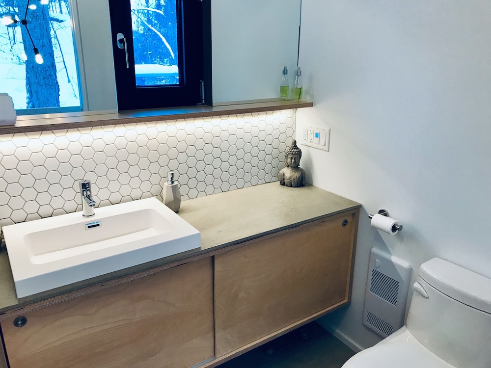 Ashland Vacations - Redtail Suites'red' Mccall Suitetesla Station - Property Image 3