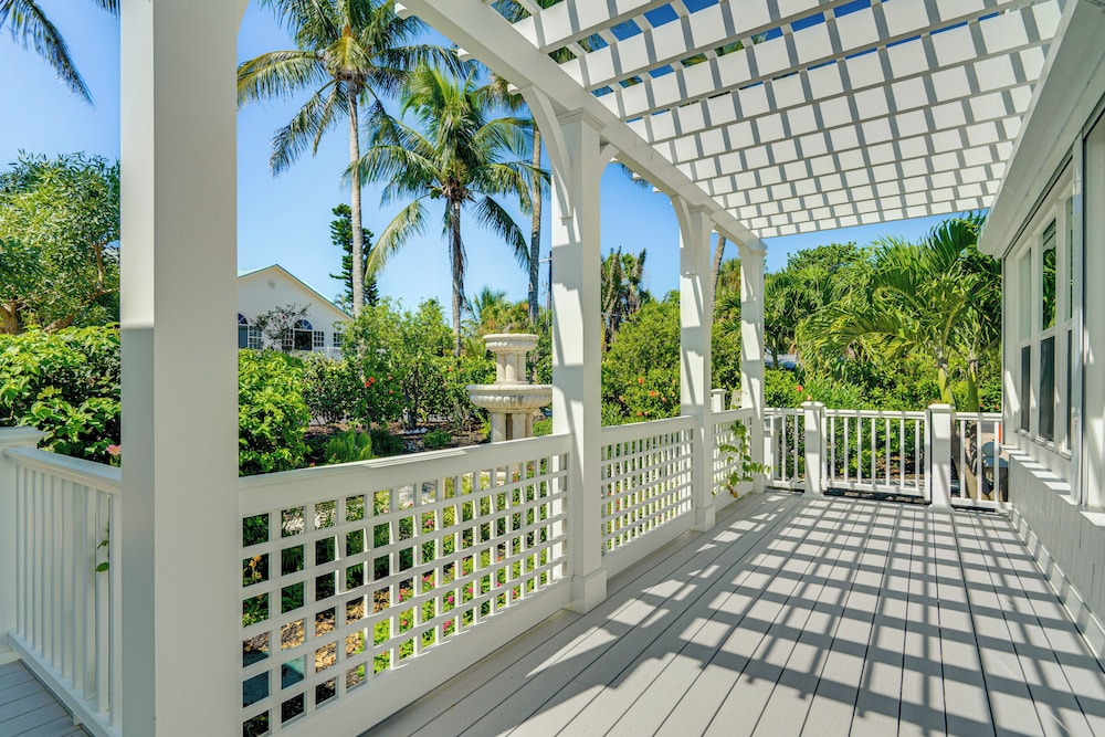 Luxe Pine Island Living: Historic Old Florida Gem!