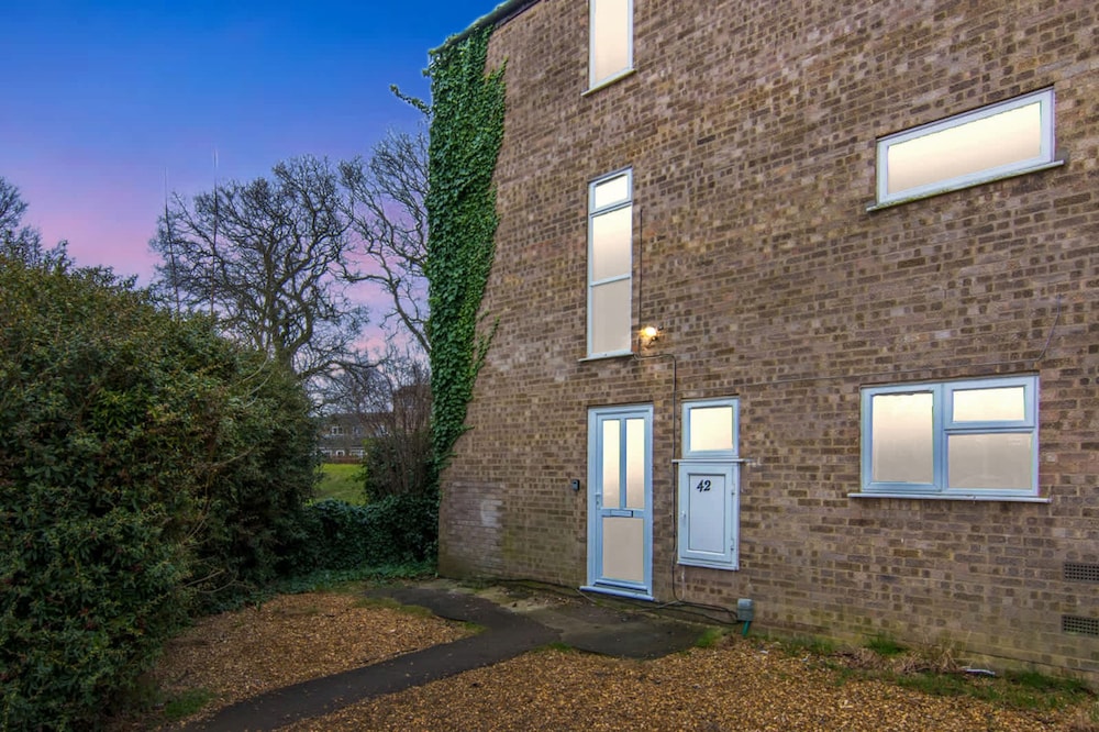 Group Stay Deasls on Outfield 5BR House w 10 Beds