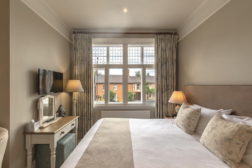 Aylesbury Vacations - The Five Arrows Hotel - Property Image 5
