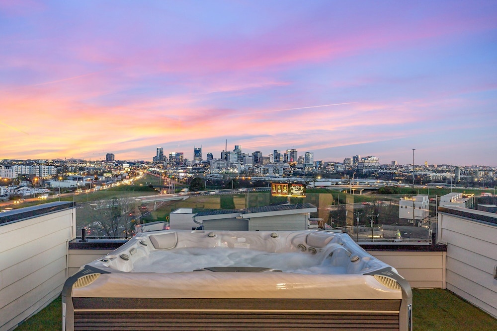 High Note-2 Rooftop Decks-3 Mins to Broadway