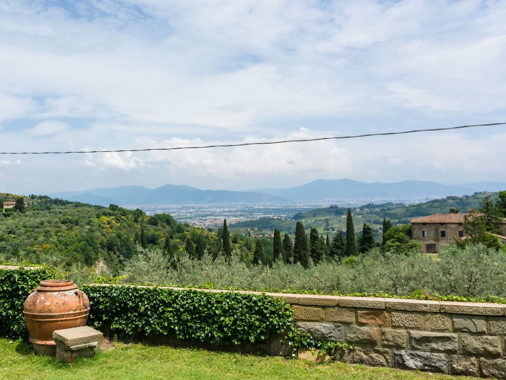 Farmhouse in Tuscany Near Renaissance Villa view 4