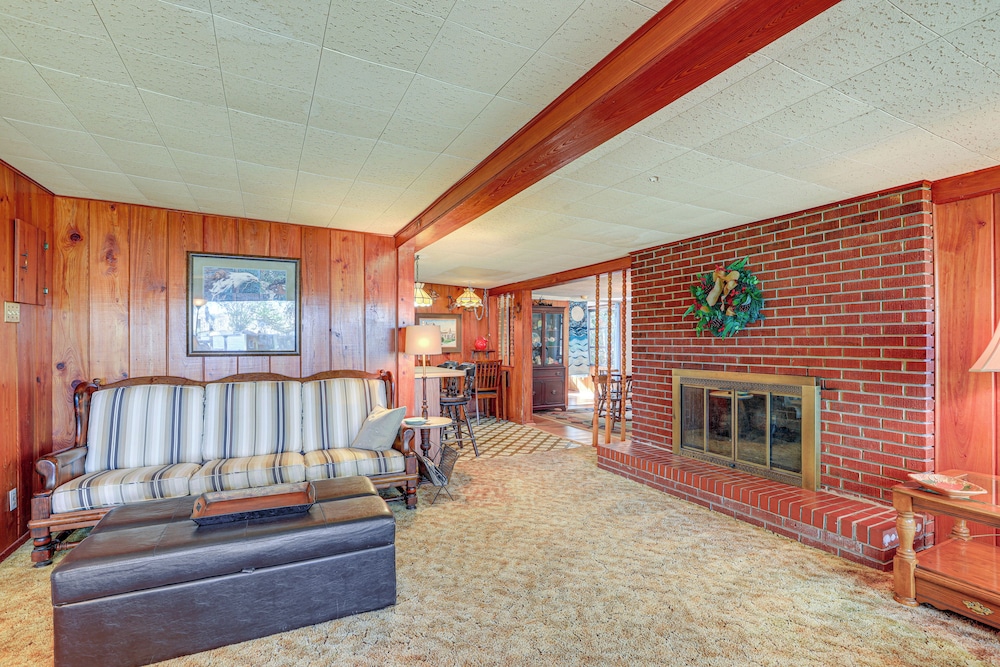 Boathouse w/ Screened Porch: Riverfront Escape!