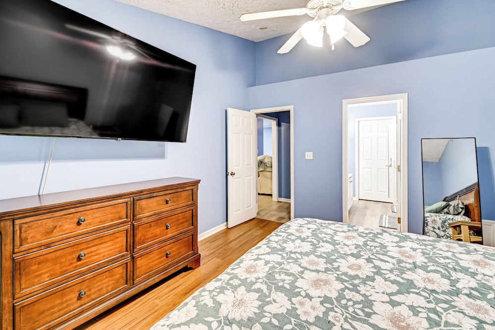 Lake & Pool Access, Home Gym: Fayetteville Condo!