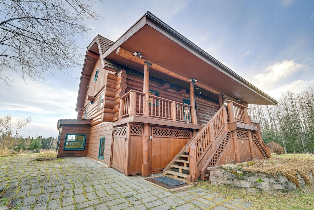 < 1 Mi to Kenai River: Spacious Cabin w/ Deck!