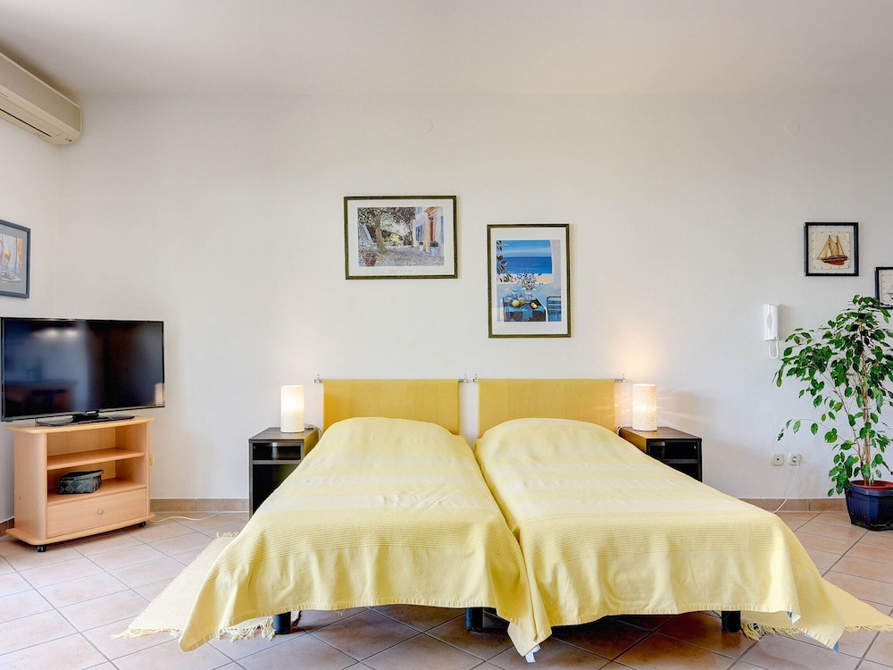 Airconditioned Studio Apartment With Seaview view 5