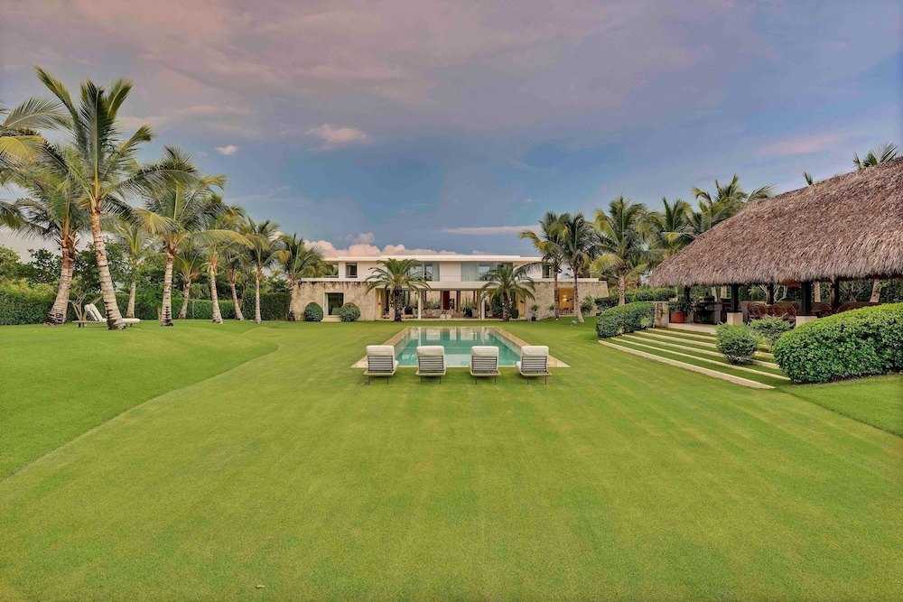 Magnificent 5BR Modern Tropical Villa With Pool