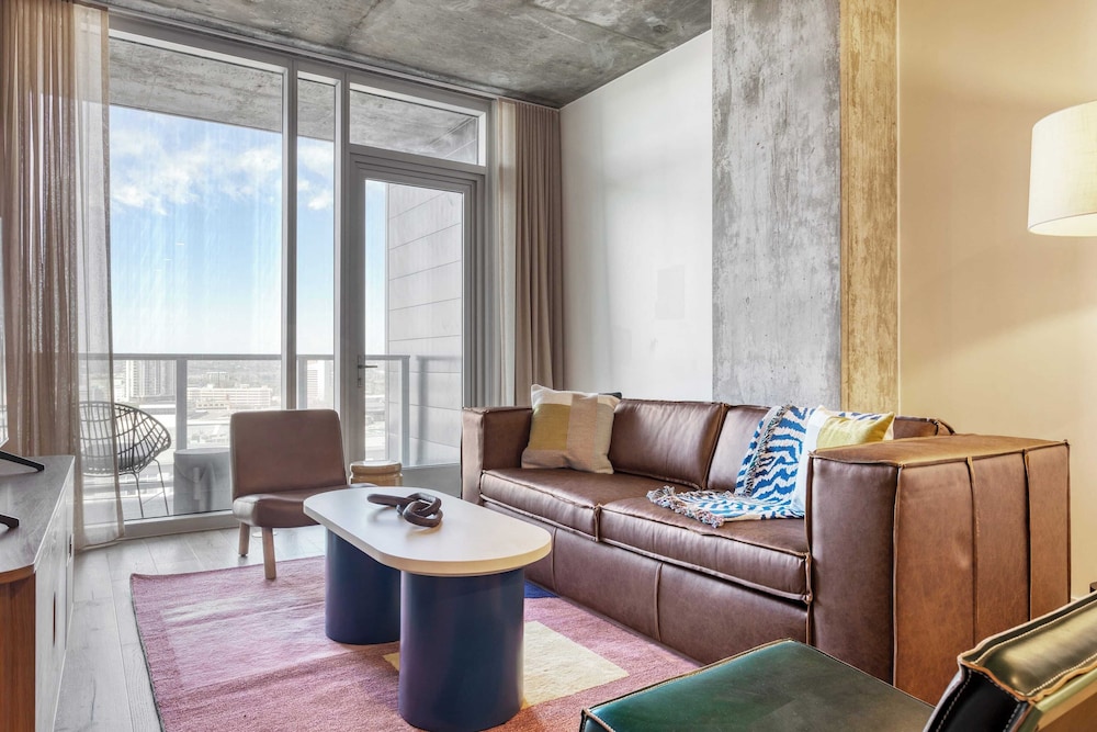 Sleeps 16 Brand New Austin High Rise w/ Rooftop Pool, Gym, Yoga Studio & More!