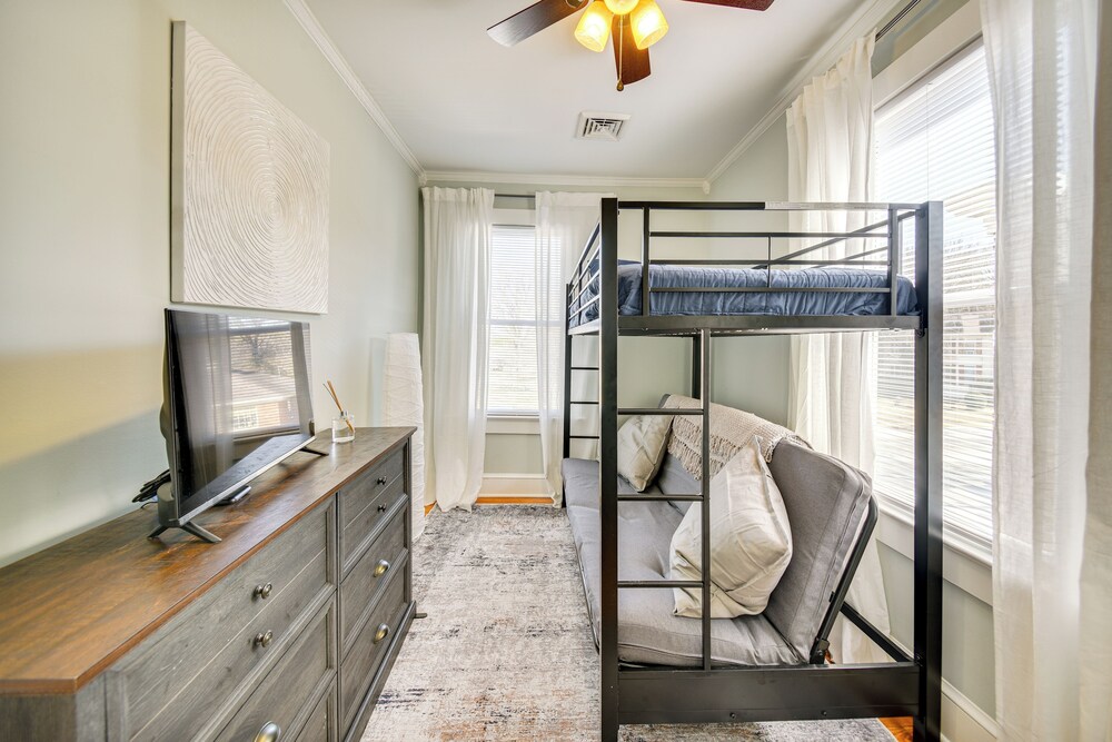 Family-friendly Main St Gloucester Apt w/ Balcony!