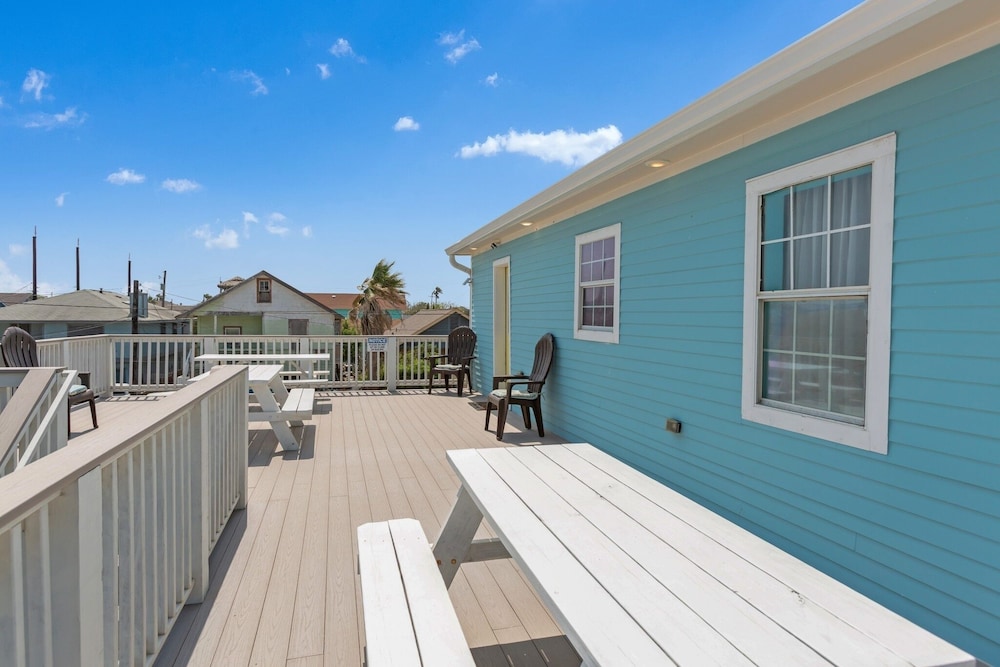 Sea-esta Completely Renovated 2 Story Home Only 1.5 Blocks To The Beach! 4 Bedroom Home by RedAwning