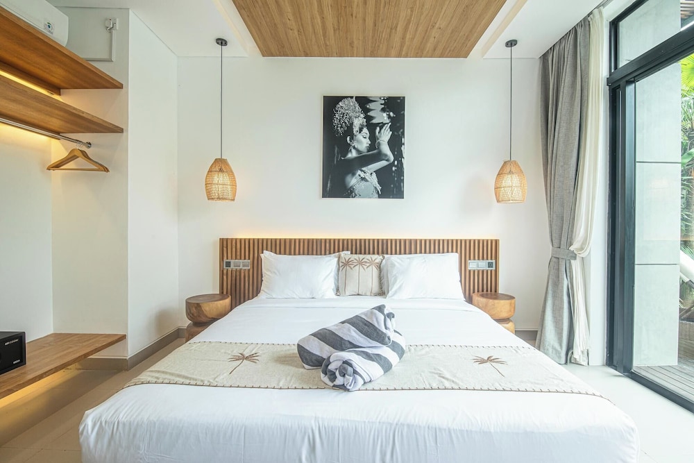 Luxury 5BR Retreat, 400m From Café Del Mar Shore