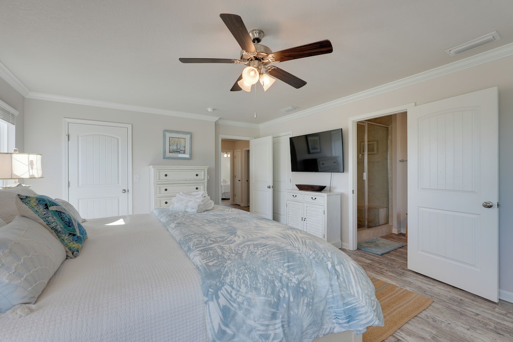 Steps to Shore: Windmark Beach Retreat w/ Balcony!