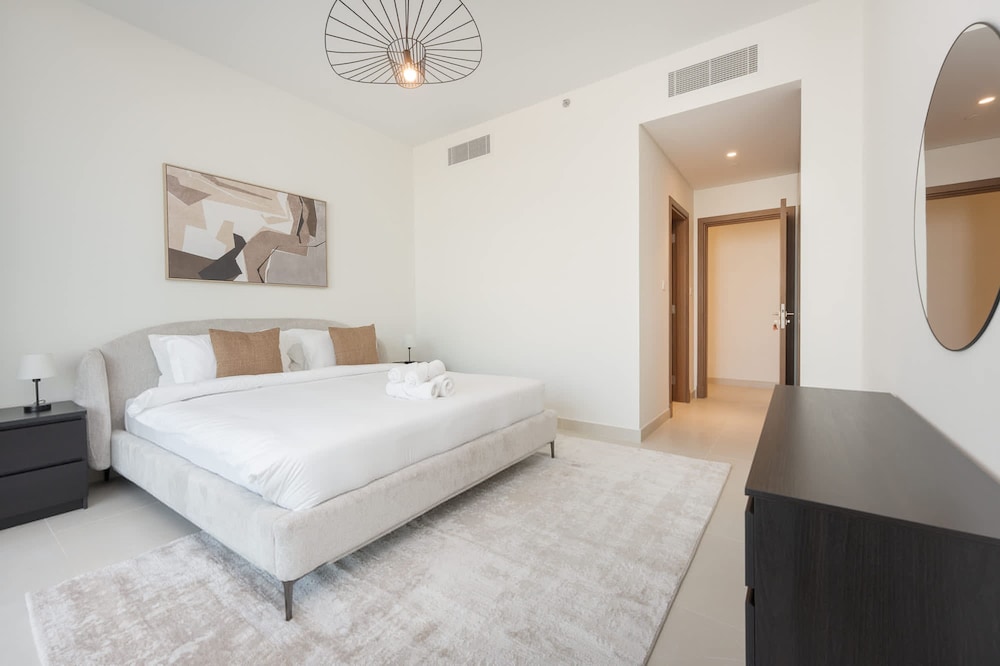 Elegant Relaxing 3-bedroom Apartment in Perfect Location at Canal Front 6