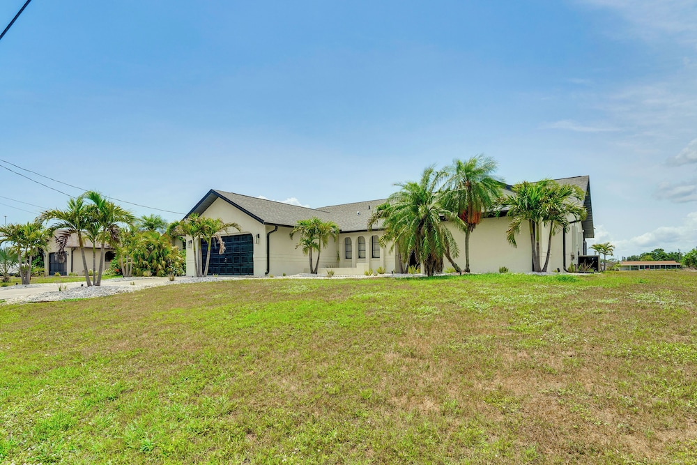 Group Getaway: Luxe Lakeside Gem in Port Charlotte
