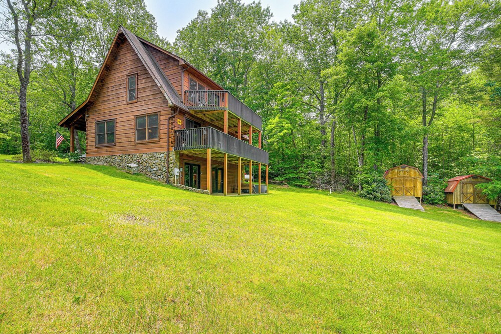 Blue Ridge Mtns Retreat w/ Views, 1 Mi to Parkway!