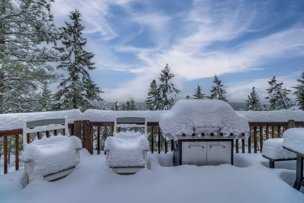 Mountain Views & Deck: Spacious Eureka Getaway!
